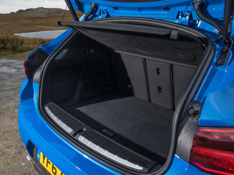 Багажник BMW X2 xDrive20d M Sport (F39) 2018 года  (UK) (фото 18 из 40)